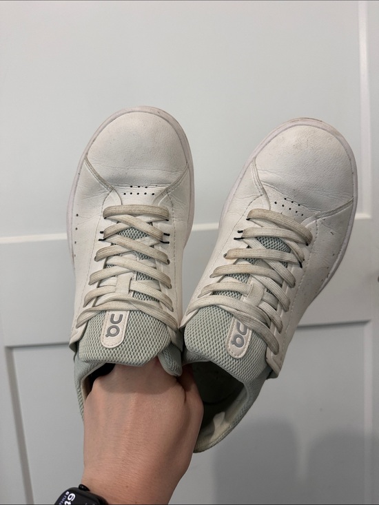 On Running Shoes - Women On Running Cloud Roger Sneakers Size 8